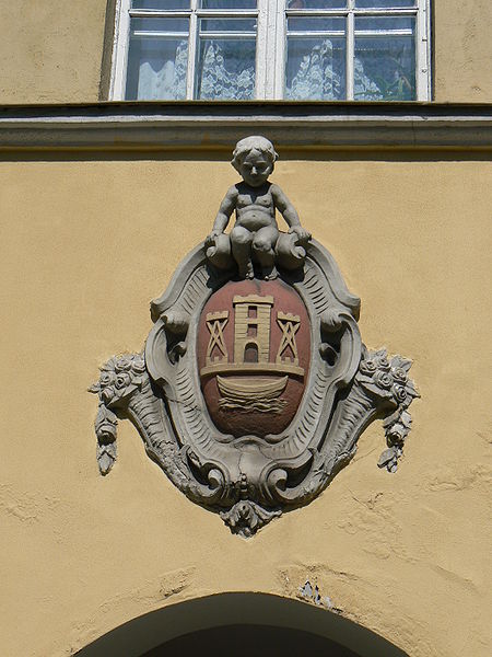 Detal z fasady budynku w Kłajpedzie, Autor: Kusurija, źródło: commons.wikimedia.org