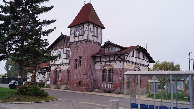 Tolkmicko, dworzec PKP, Autor: Joanna Barton, źródło: commons.wikimedia.org