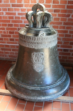 Dzwon Gerdta Benningka w kruchcie kościoła św. Jakuba w Niedźwiedzicy