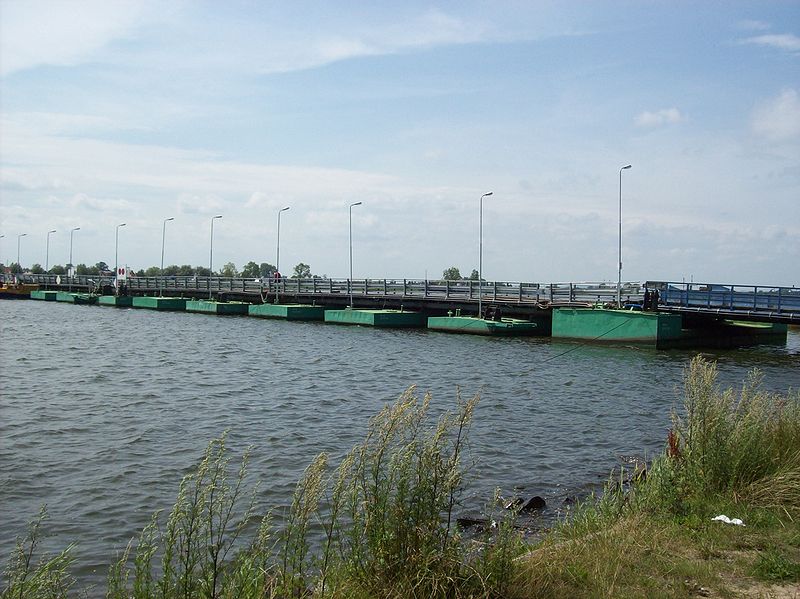 Most pontonowy w Sobieszewie, autor: Jarba, źródło: commons.wikimedia.org