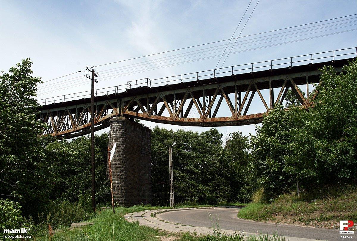 Wiadukt kolejowy w Żukowie, autor: mamik, źródło: commons.wikimedia.org