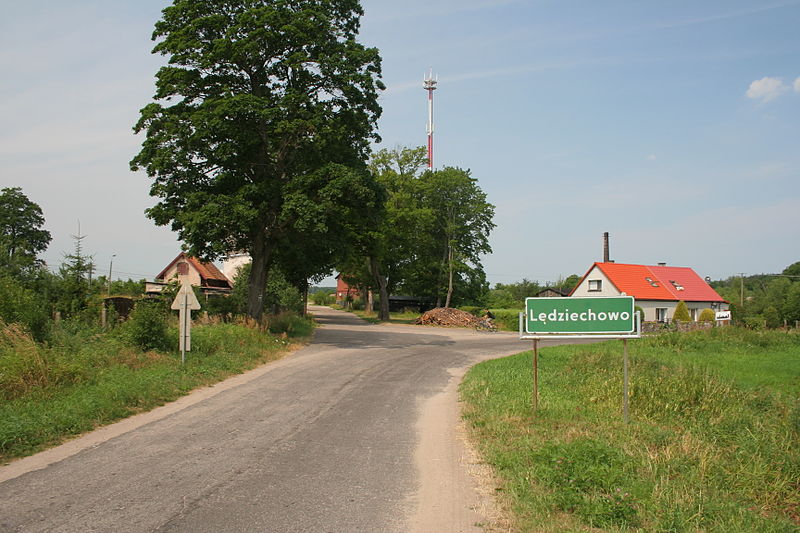 Droga w Lędziechowie, autor: Paweł Marynowski / Wikimedia Commons / CC BY-SA 3.0