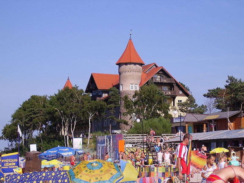 Hotel Neptun nad morzem w Łebie, autor: Maciej Barnaś, źródło: commons.wikimedia.org