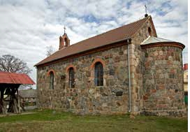 Kamienny kościół śś. Piotra i Pawła w Rowach (fot. Tomasz Duda)