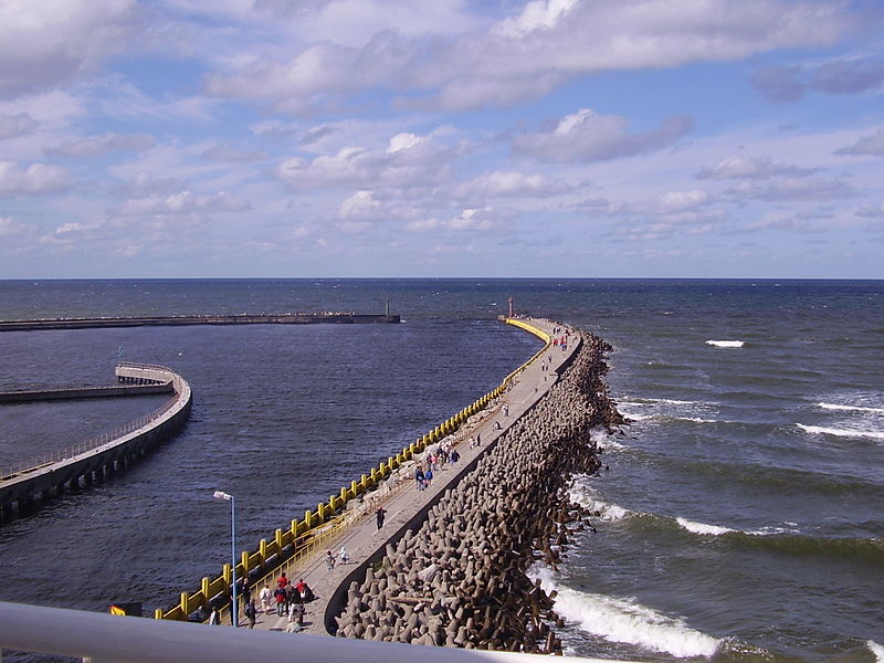 Widok z latarni morskiej w Darłowie na wschodni falochron portu, autor: Monika Dydek, źródło: commons.wikimedia.org