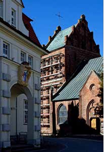 Ratusz i kościół św. Michała Archanioła w Karlinie (fot. Tomasz Duda) Ratusz i kościół św. Michała Archanioła w Karlinie (fot. Tomasz Duda)