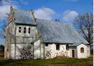 Kościół wiejski w Kłopotowie (fot. Tomasz Duda) Kościół wiejski w Kłopotowie (fot. Tomasz Duda)