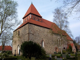 Średniowieczny kościół w Kölzow  (źródło:Wikipedia.org, autor: J.Brodhagen, licencja: CC)