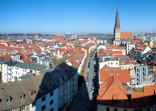 Panorama Rostocku z widokiem na kościół św. Piotra (źródło: Wikipedia.org, autor: Schiwago, licencja: CC)