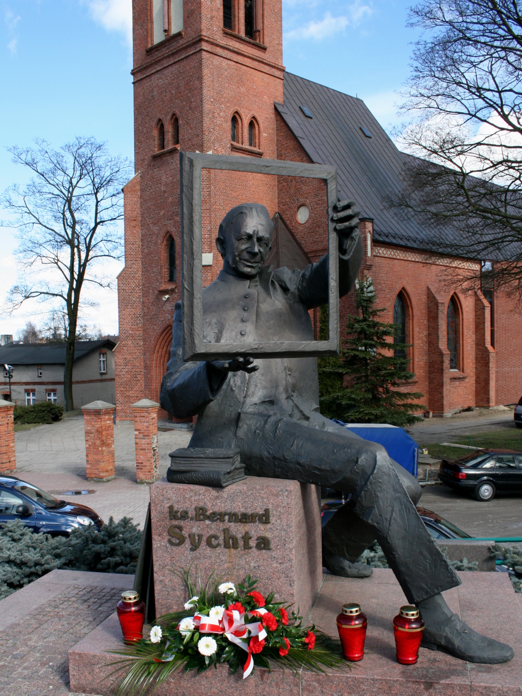Sierakowice, pomnik ks. Bernarda Sychty  (fot.  Agnieszka Rybakowska-Król)