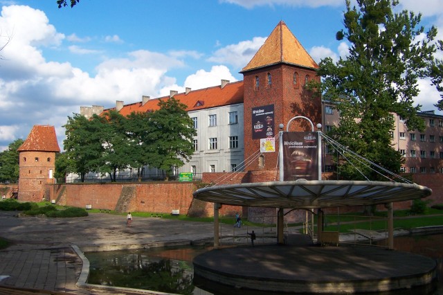 Miejskie mury obronne w Braniewie (Colegium Hosianum). Autor: Lestat (Jan Mehlich), źródło: commons.wikimedia.org