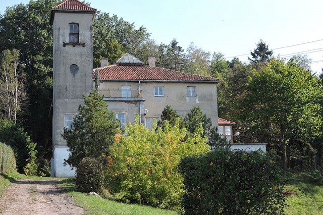 Suchacz, hotel Zameczek nad Zatoką, ob. szkoła, pocz. XX, Autor: Joanna Barton, źródło: commons.wikimedia.org