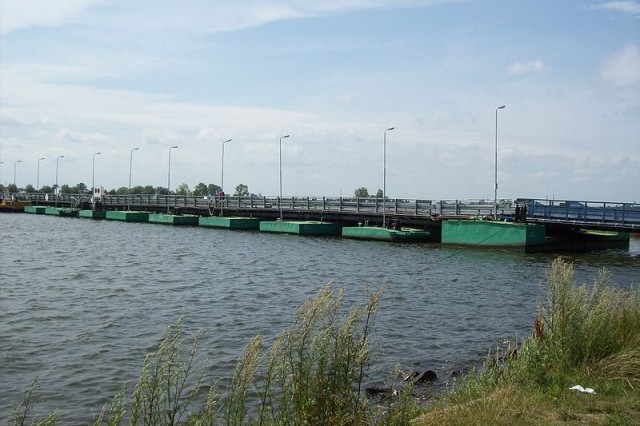 Most pontonowy w Sobieszewie, autor: Jarba, źródło: commons.wikimedia.org