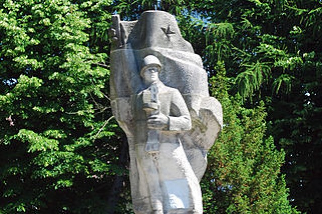 Pomnik żołnierzy radzieckich w Żukowie, autor:	Polimerek, źródło: commons.wikimedia.org