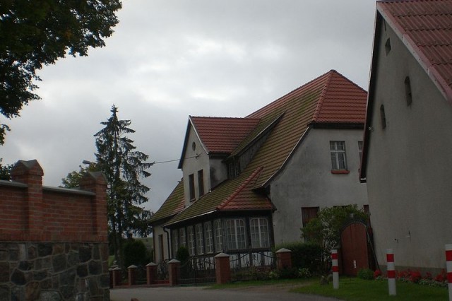 Sianowo, uliczka przy Sanktuarium, Autor: Gdaniec, źródło; commons.wikimedia.org