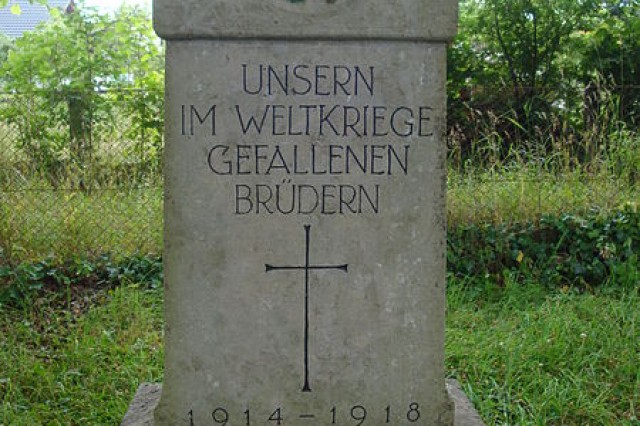 Charbrowo, Pomnik poległych w I wojnie światowej na miejscowym cmentarzu, autor: Ciacho5, źródło: commons.wikimedia.org