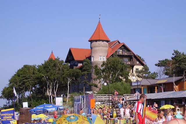 Hotel Neptun nad morzem w Łebie, autor: Maciej Barnaś, źródło: commons.wikimedia.org