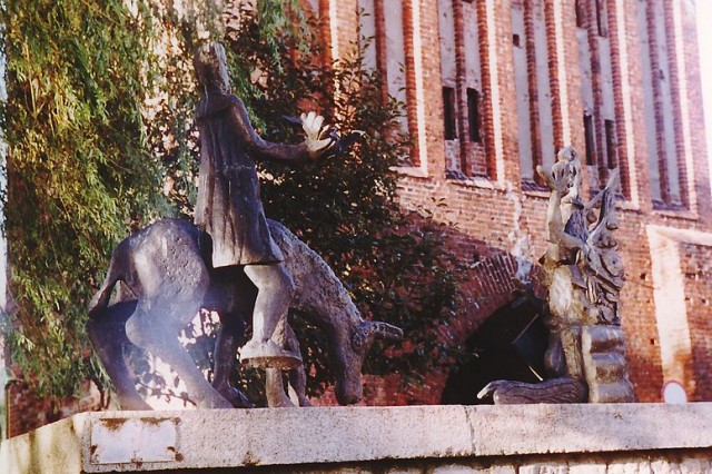 Sławno.Pomnik z rzeźbą „Chrystus przybywa do Sławna”, autor: Maria Golinski, źródło: commons.wikimedia.org