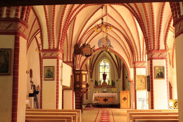 Kościół w Bukowie Morskim, autor: 	Krukudg, źródło: commons.wikimedia.org