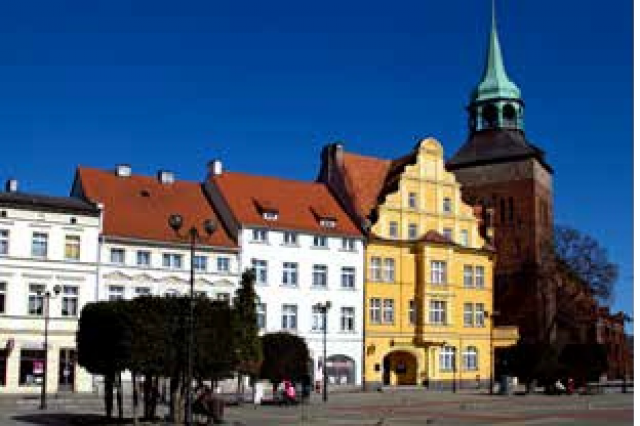 Kamienice przy rynku oraz kościół Mariacki  w Białogardzie (fot. Tomasz Duda)