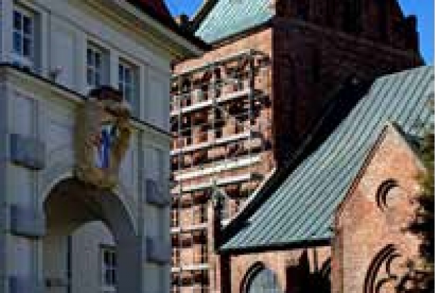 Ratusz i kościół św. Michała Archanioła w Karlinie (fot. Tomasz Duda) Ratusz i kościół św. Michała Archanioła w Karlinie (fot. Tomasz Duda)