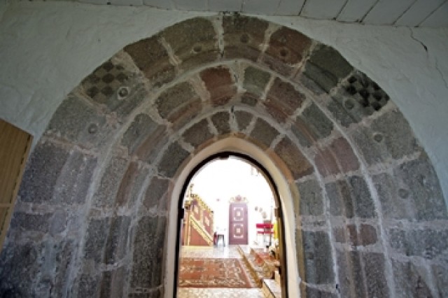 Kamienny portal  kościoła w Gosławiu (fot. Tomasz Duda)