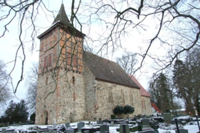 Średniowieczny kościół w Kölzow  (źródło:Wikipedia.org, autor: J.Brodhagen, licencja: CC)