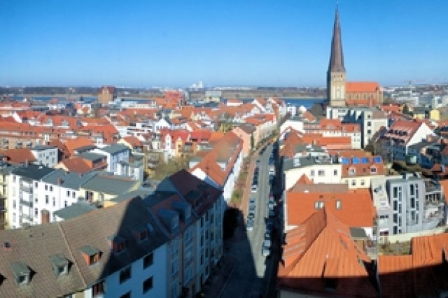 Panorama Rostocku z widokiem na kościół św. Piotra (źródło: Wikipedia.org, autor: Schiwago, licencja: CC)